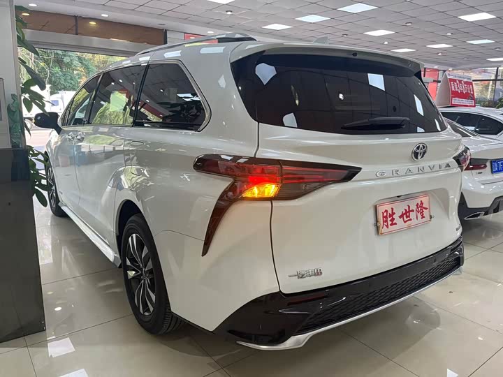 Фото 8 - Toyota Granvia