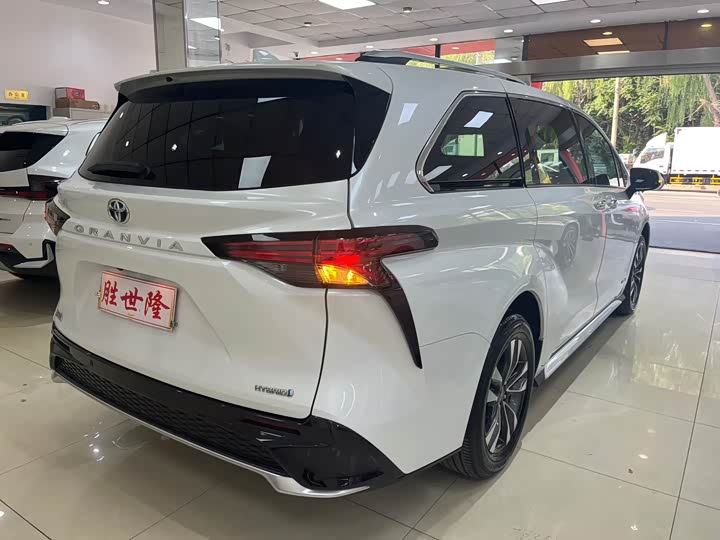 Фото 9 - Toyota Granvia