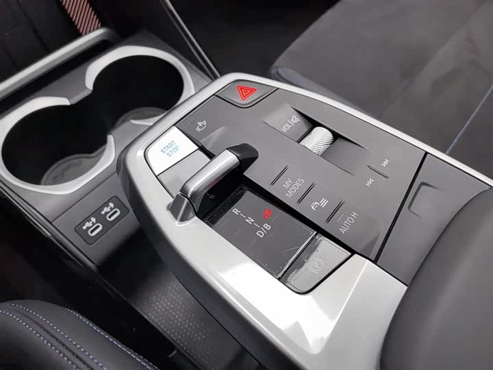 Фото 13 - BMW iX1