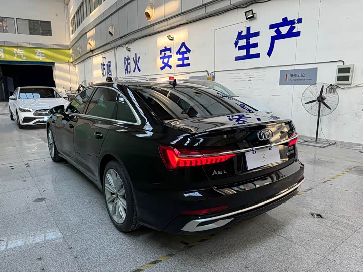 Фото 13 - Audi A6L