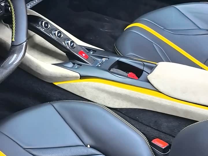 Фото 13 - Ferrari 812