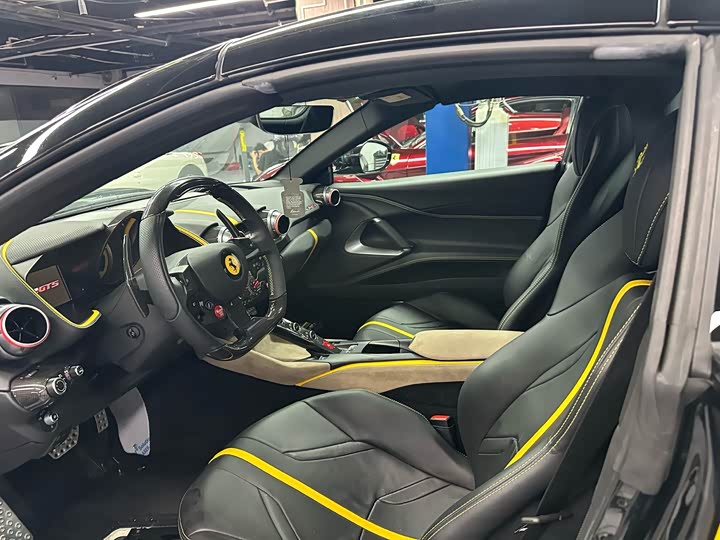 Фото 6 - Ferrari 812