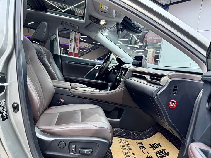 Фото 18 - Lexus RX