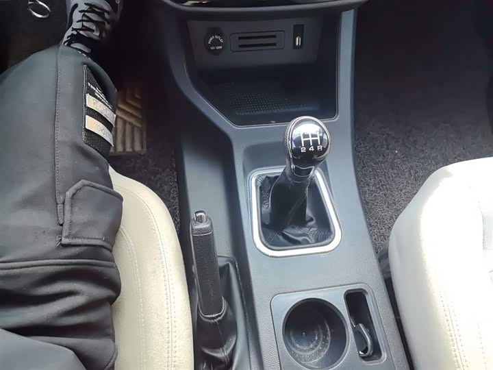 Фото 14 - Dongfeng Forthing Lingzhi M5