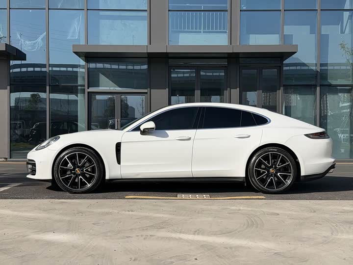Фото 3 - Porsche Panamera