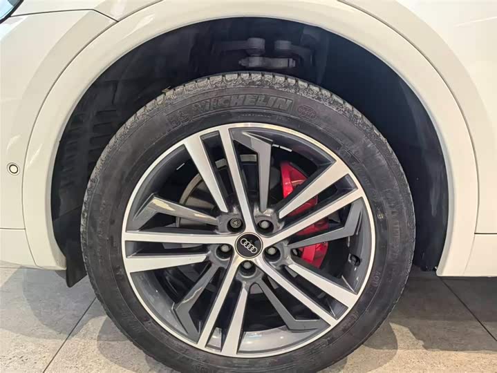 Фото 17 - Audi Q5L