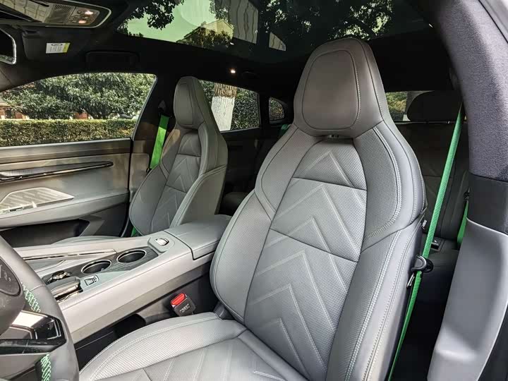 Фото 14 - Zeekr 001