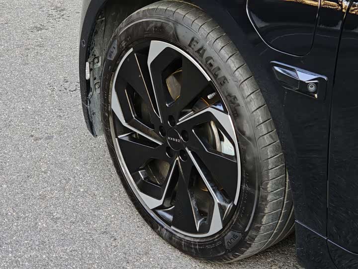 Фото 15 - Zeekr 001