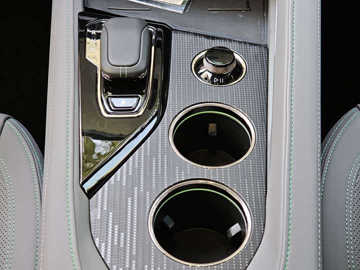 Фото 9 - Zeekr 001