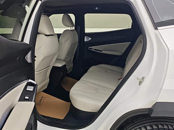 Фото 11 - Geely Atlas