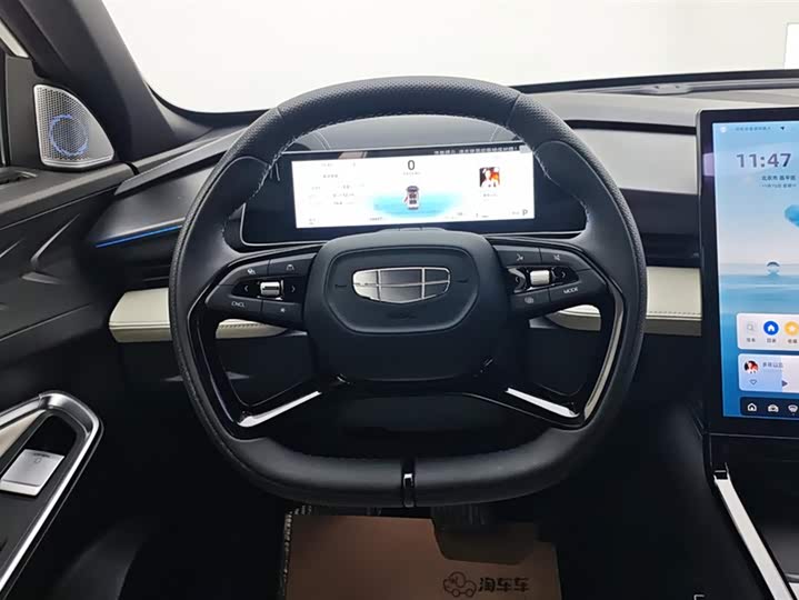 Фото 15 - Geely Atlas