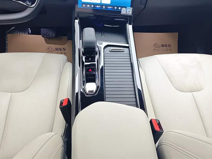 Фото 16 - Geely Atlas