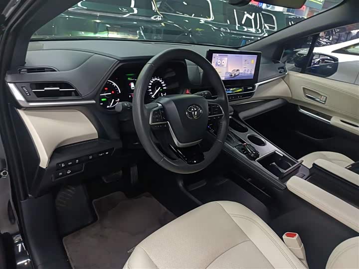 Фото 10 - Toyota Sienna