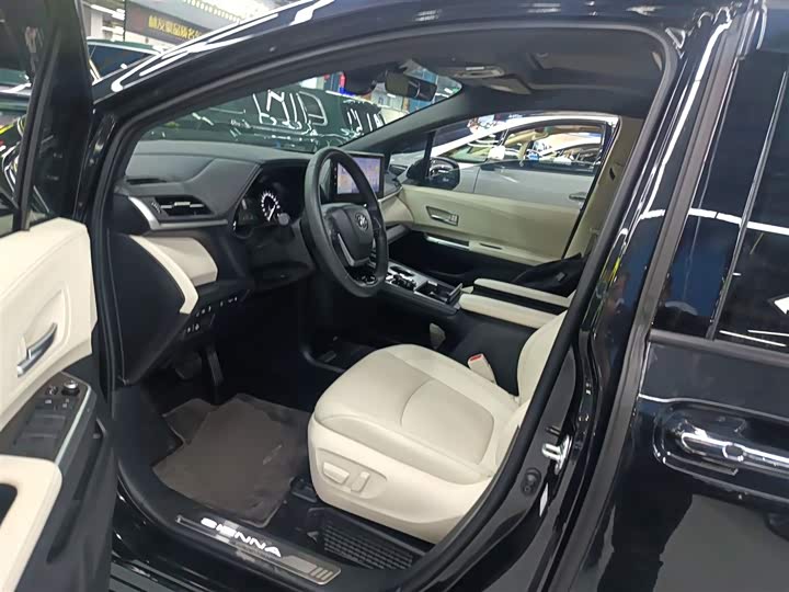 Фото 15 - Toyota Sienna