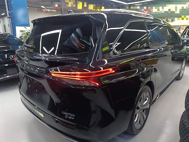 Фото 7 - Toyota Sienna