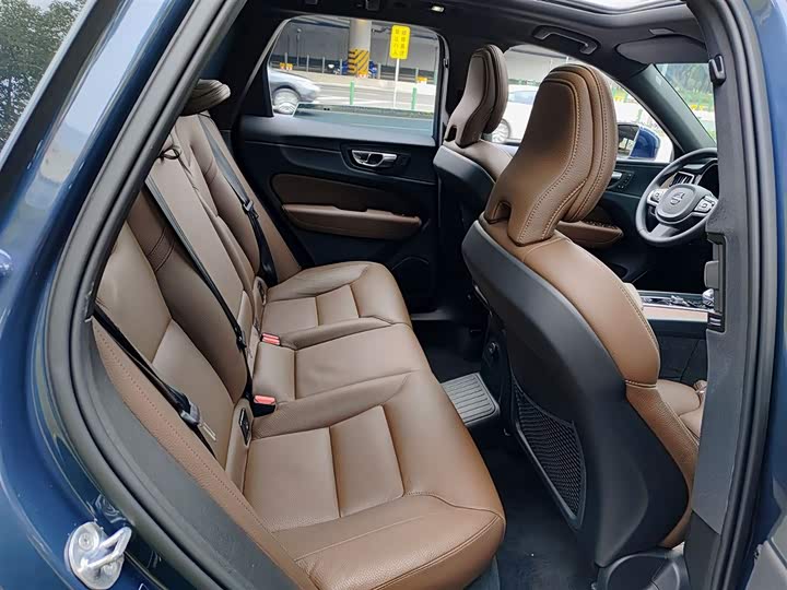 Фото 10 - Volvo XC60 Hybrid