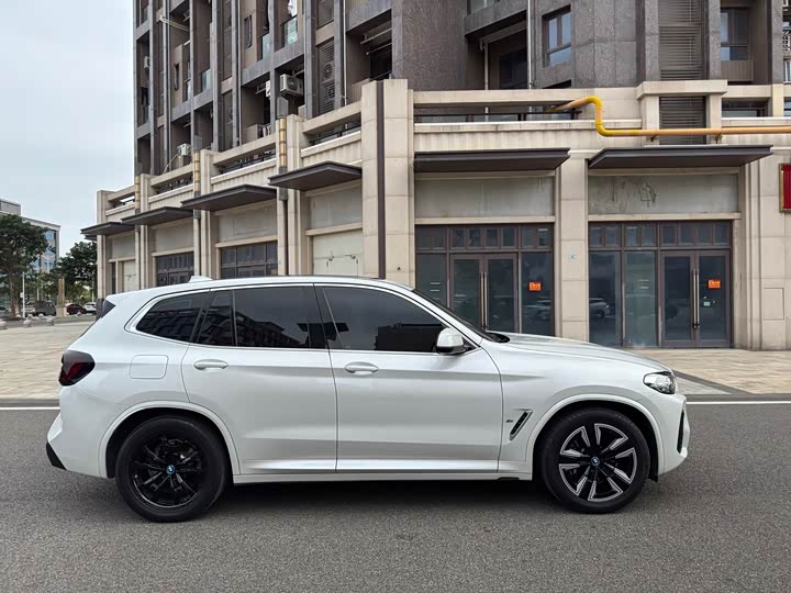 Фото 9 - BMW iX3