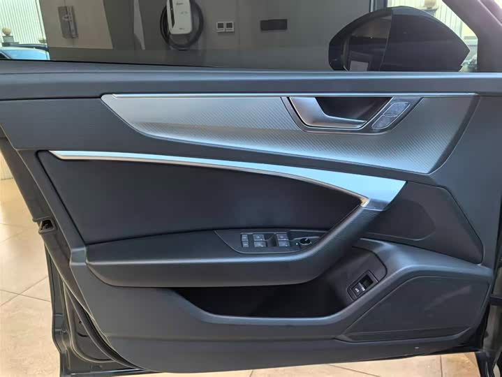 Фото 11 - Audi A6L