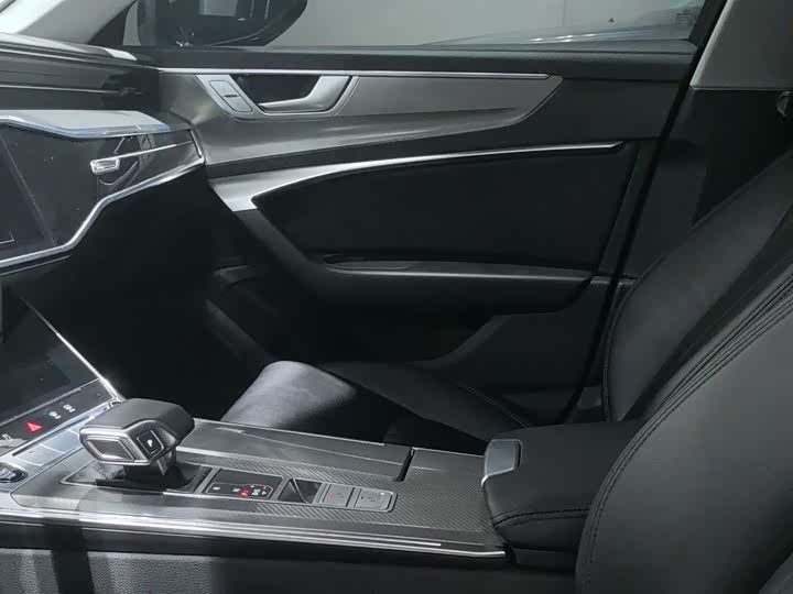 Фото 15 - Audi A6L