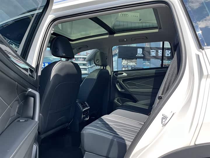 Фото 10 - Volkswagen Tiguan L Pro