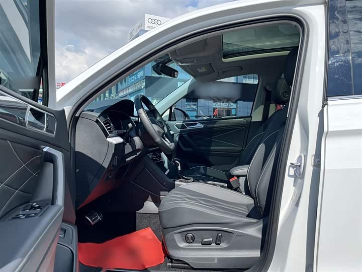 Фото 9 - Volkswagen Tiguan L Pro