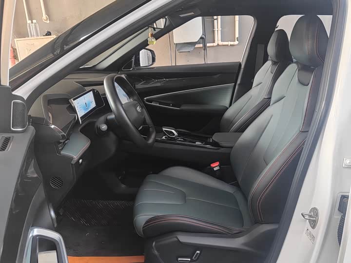 Фото 10 - Geely Atlas