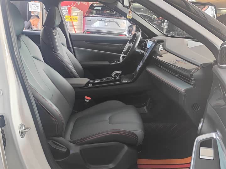 Фото 11 - Geely Atlas