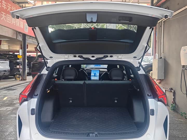 Фото 12 - Geely Atlas