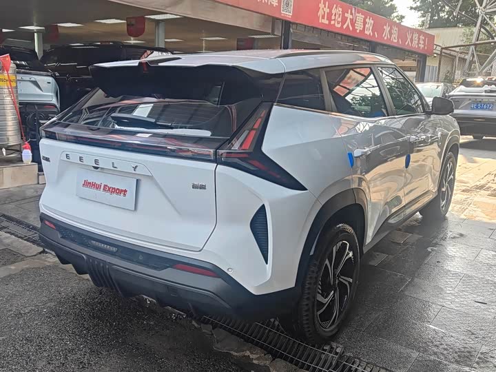 Фото 13 - Geely Atlas