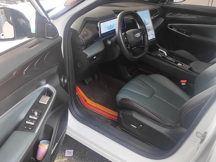 Фото 8 - Geely Atlas