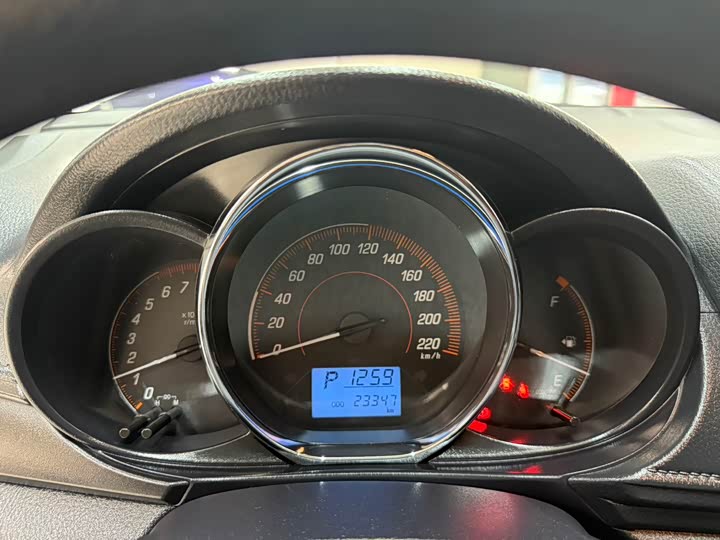 Фото 10 - Toyota Yaris L Hatchback