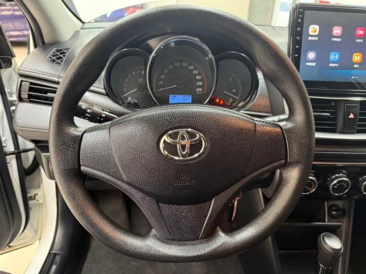 Фото 11 - Toyota Yaris L Hatchback