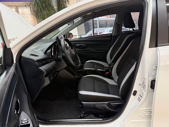 Фото 15 - Toyota Yaris L Hatchback