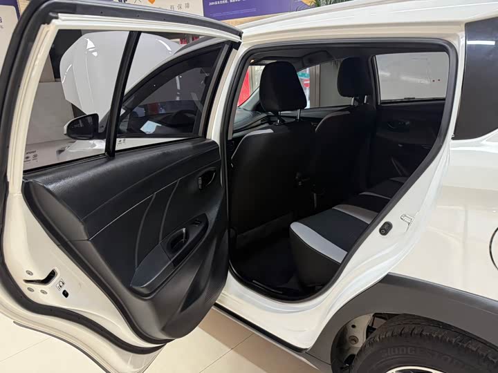 Фото 16 - Toyota Yaris L Hatchback