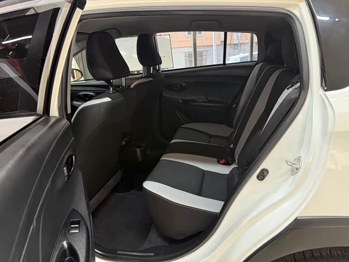 Фото 17 - Toyota Yaris L Hatchback