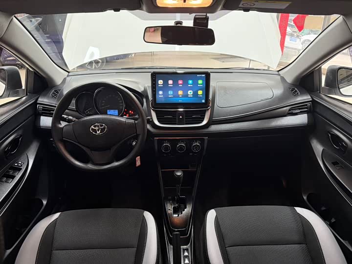 Фото 18 - Toyota Yaris L Hatchback