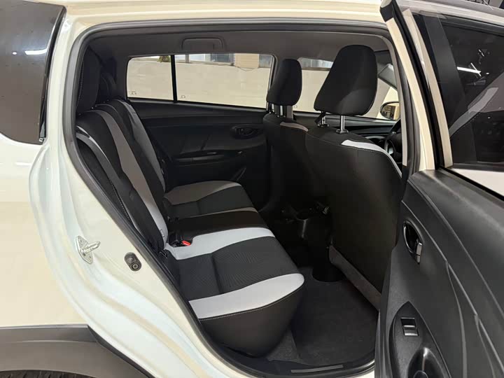 Фото 20 - Toyota Yaris L Hatchback