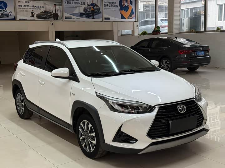 Фото 3 - Toyota Yaris L Hatchback