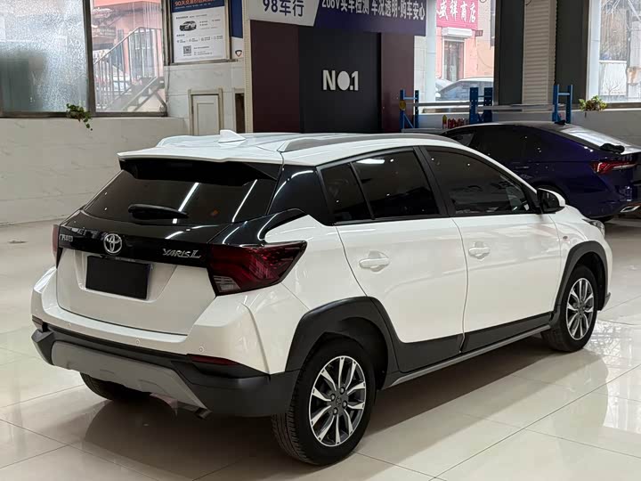 Фото 4 - Toyota Yaris L Hatchback