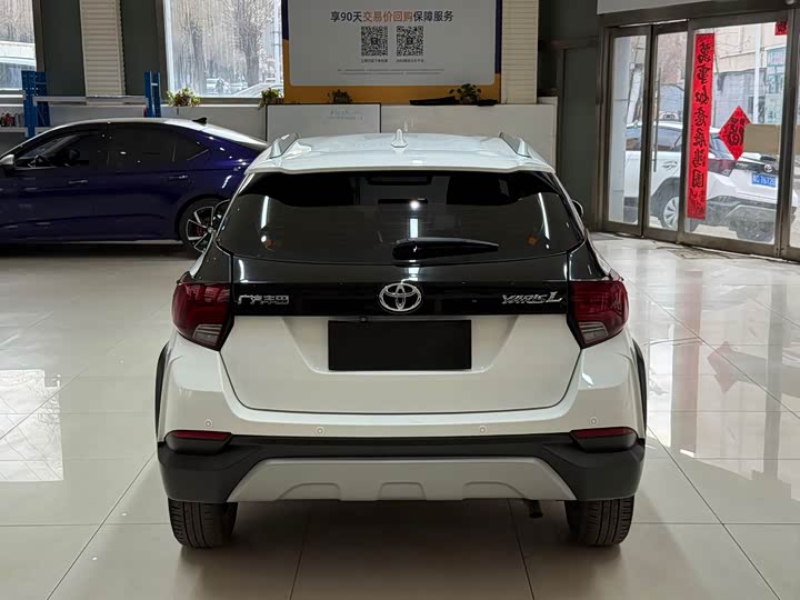 Фото 5 - Toyota Yaris L Hatchback