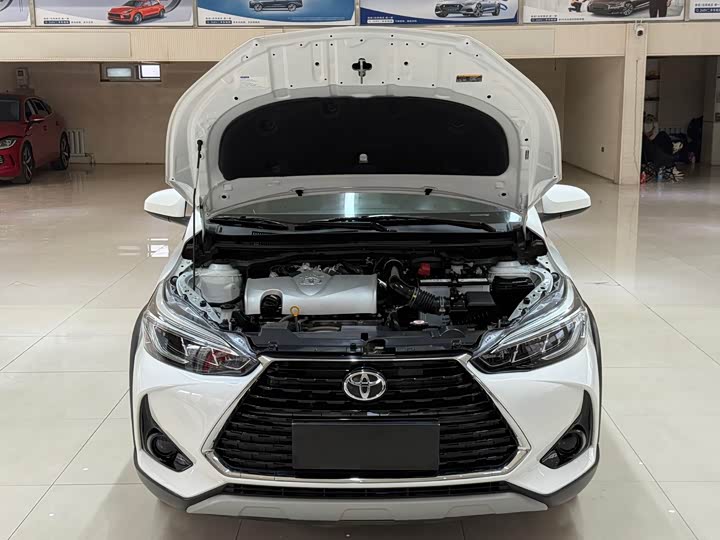 Фото 7 - Toyota Yaris L Hatchback