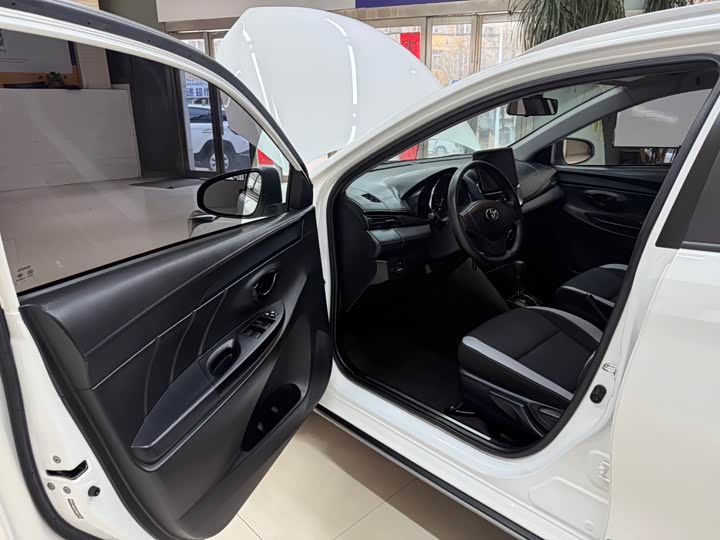 Фото 8 - Toyota Yaris L Hatchback