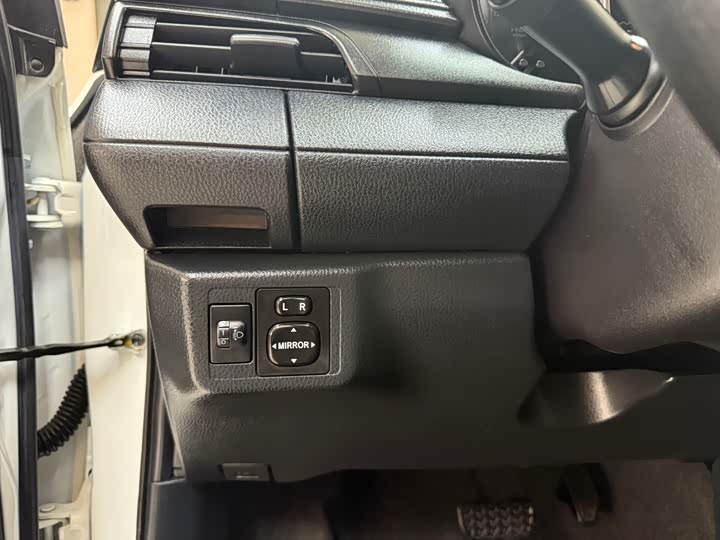 Фото 9 - Toyota Yaris L Hatchback