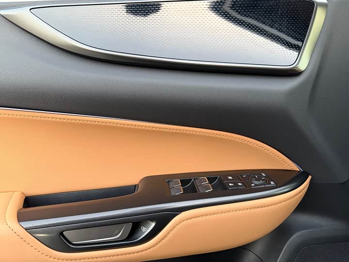 Фото 10 - Lexus NX