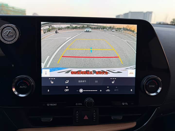 Фото 14 - Lexus NX