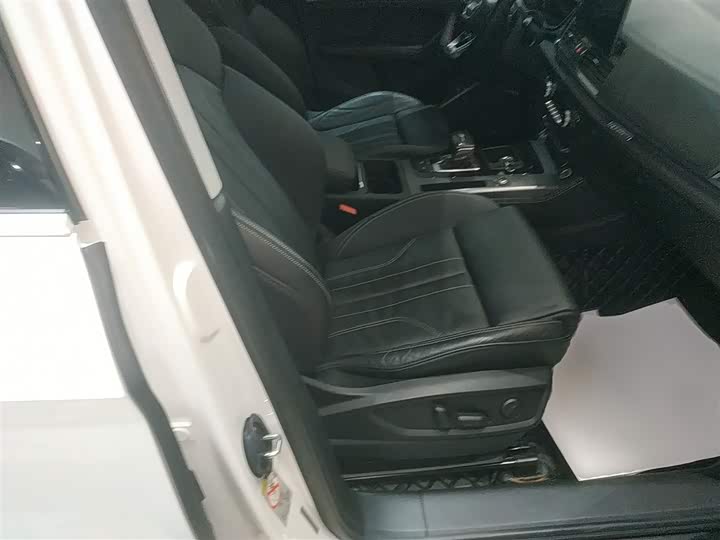 Фото 25 - Audi Q5L