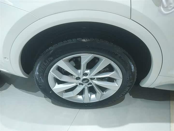 Фото 26 - Audi Q5L