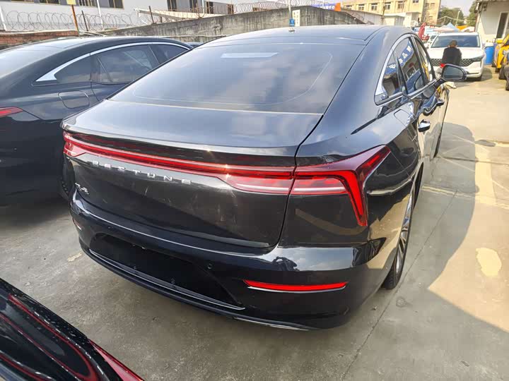 Фото 16 - Bestune B70