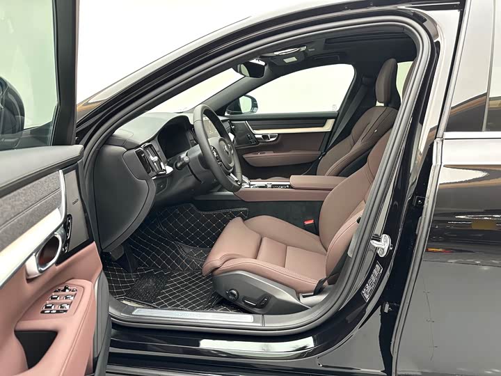 Фото 10 - Volvo S90