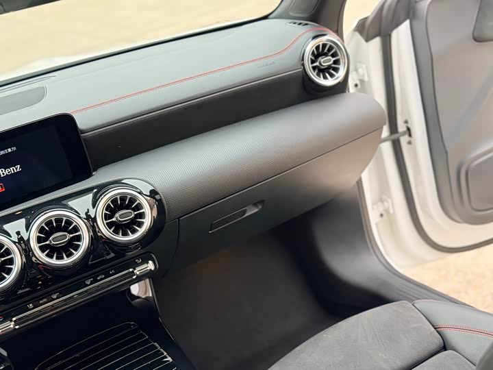 Фото 16 - Mercedes-Benz CLA-Class